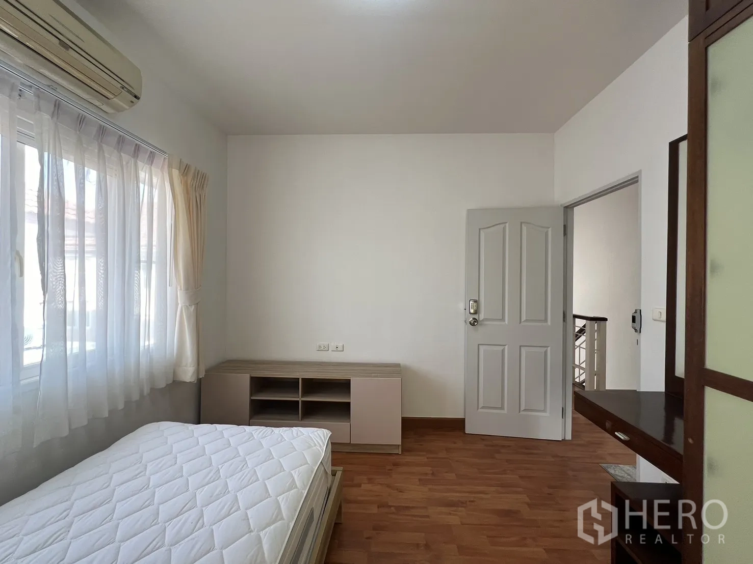 独立式住宅 出租在Bang Kapi, Bangkok - 卧室设深木色衣柜与靠窗单人床。
