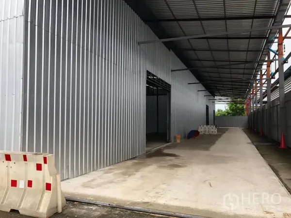 คลังสินค้า ให้เช่าในPak Kret, Nonthaburi - ทางรถบรรทุกคลุมหลังคา ข้างอาคารผนังเมทัลชีท สำหรับขนถ่ายสินค้า