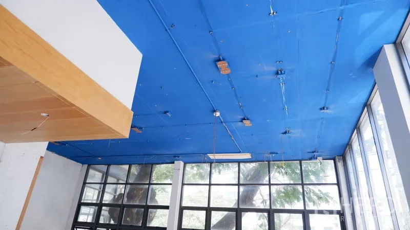 Retail Space for rent in Watthana, Bangkok - High ceiling with wiring points and wide glass wall overlooking mature trees.