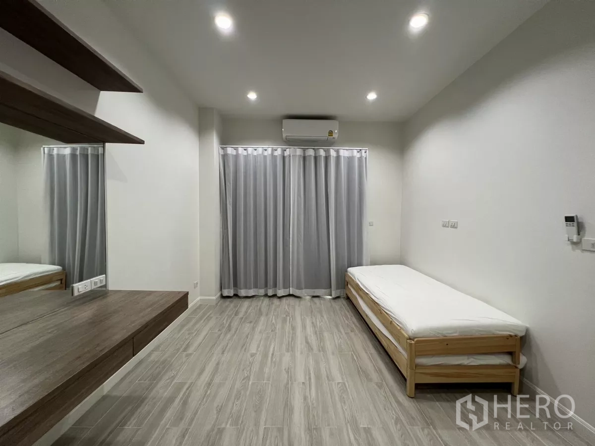 公寓 出租在Bang Kapi, Bangkok - 次卧配单人床、空调与落地窗帘。