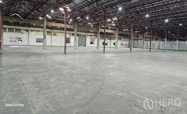 Warehouse for rent in Lam Luk Ka, Pathum Thani - Open floor plan in the warehouse showing column grid, roof trusses and wide clear spans.