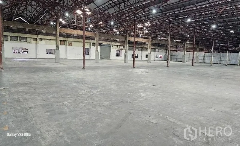 Warehouse for rent in Lam Luk Ka, Pathum Thani - Open floor plan in the warehouse showing column grid, roof trusses and wide clear spans.
