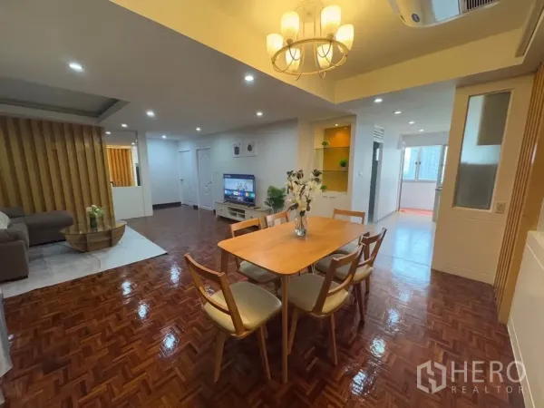 คอนโด ให้เช่าในHuai Khwang, Bangkok - พื้นที่รับประทานอาหารโต๊ะไม้ 6 ที่นั่ง ใต้โคมไฟ แยกจากห้องครัว