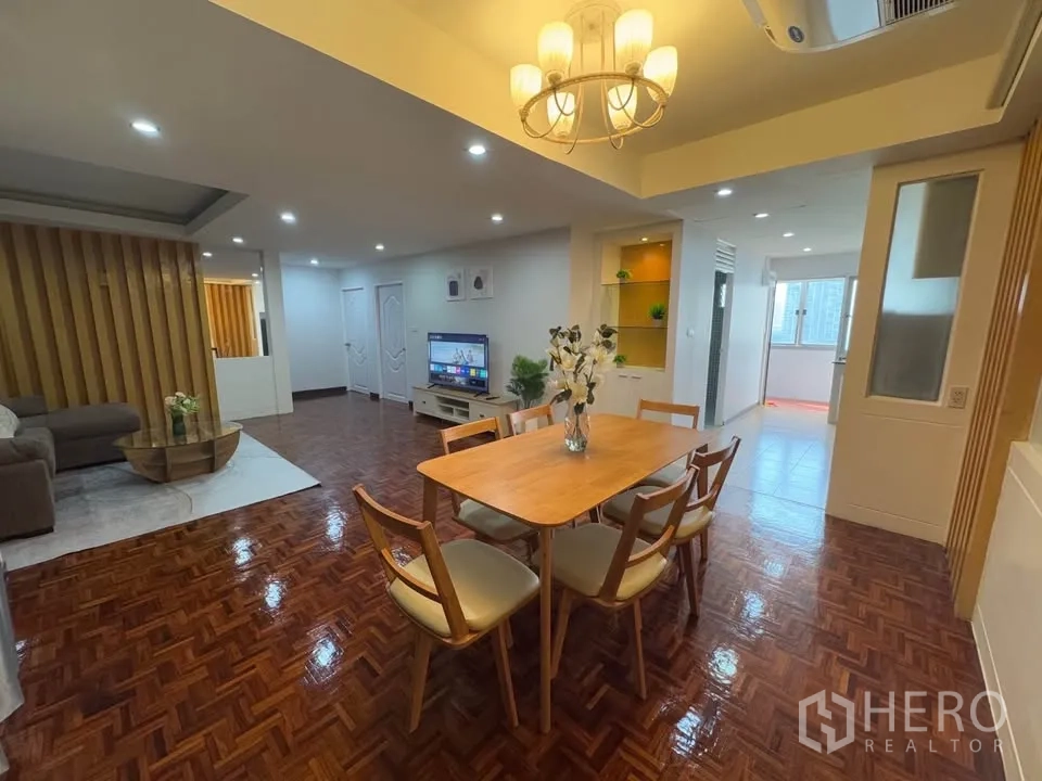 คอนโด ให้เช่าในHuai Khwang, Bangkok - พื้นที่รับประทานอาหารโต๊ะไม้ 6 ที่นั่ง ใต้โคมไฟ แยกจากห้องครัว