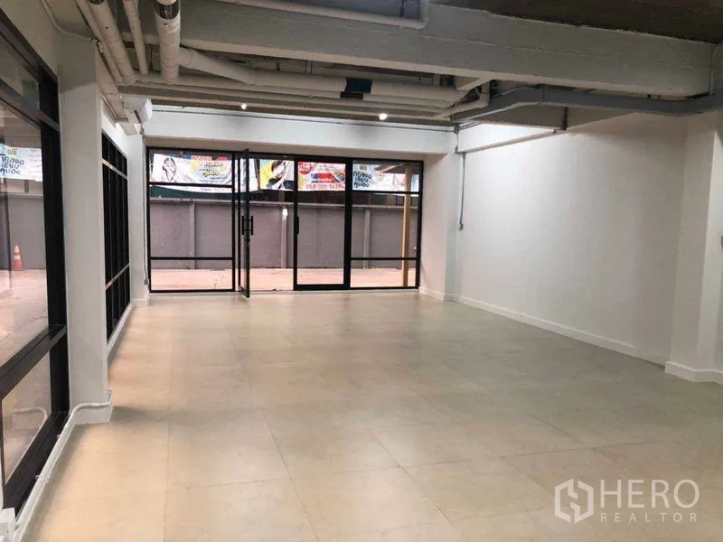 Office Space for rent in Phaya Thai, Bangkok - Bright workspace featuring floor-to-ceiling windows and large glass sliding entrance.