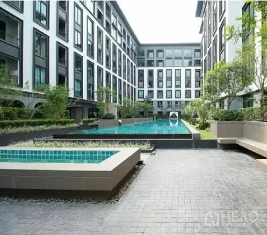 คอนโด ให้เช่าในPathum Wan, Bangkok - คอร์ทยาร์ดคอนโดโลว์ไรส์พร้อมสระว่ายน้ำยาว สวนและมุมนั่งพักผ่อน