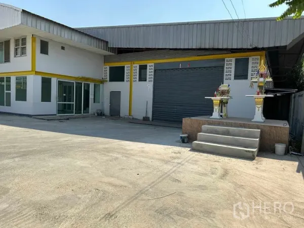 Warehouse for rent in Nakhon Pathom - Front elevation of warehouse with loading bay, big roll-up door and ample hardstand area.