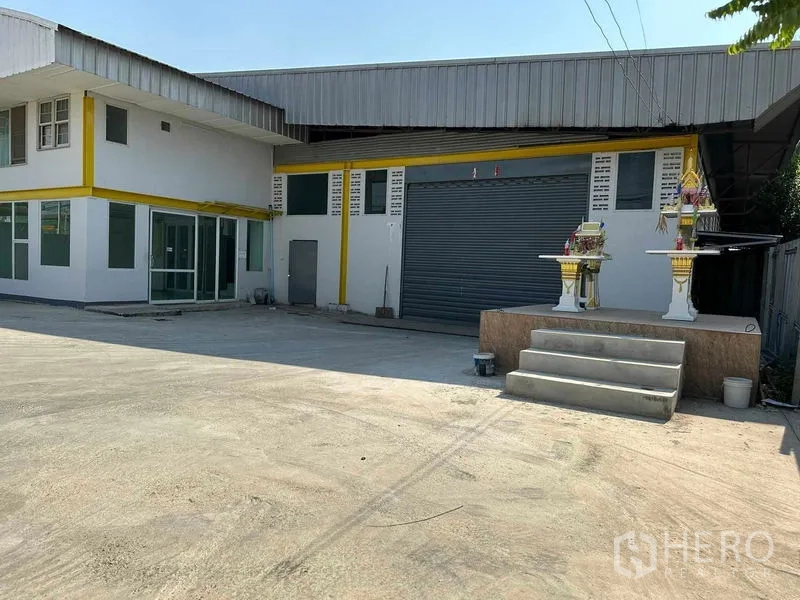 Warehouse for rent in Nakhon Pathom - Front elevation of warehouse with loading bay, big roll-up door and ample hardstand area.
