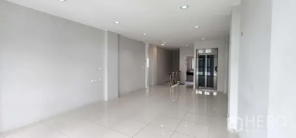 带办公室的家 出租 - 开放式办公楼层，白色地砖与嵌灯照明，空间宽敞。
