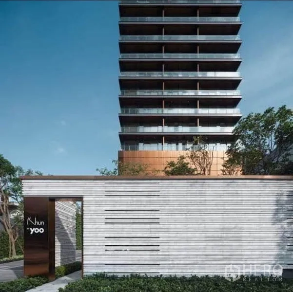 公寓 出租在Watthana, Bangkok - 通罗区现代高层公寓外立面与景观化入口