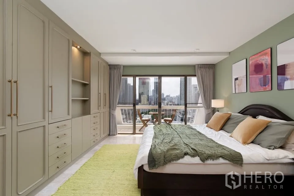公寓 for rent in Watthana, Bangkok - 主卧设大面积衣柜与阳台座位，面向天际线景观。