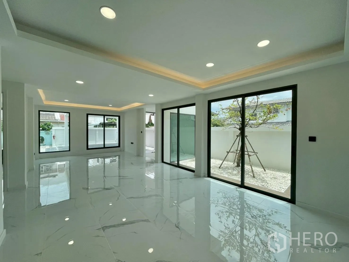 บ้านเดี่ยว for sale in Chatuchak, Bangkok - ห้องนั่งเล่นกว้างไฟดาวน์ไลท์ หลายช่องหน้าต่างรับวิวสวน
