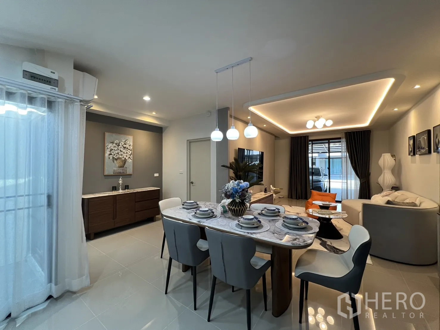 联排别墅 for rent in Bang Phli, Samut Prakan - 开放客餐空间，天花灯带与前部推拉门相连。