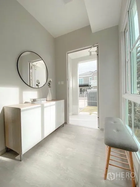 Detached House for rent in Prawet, Bangkok - Bright entrance foyer with console cabinet, round mirror and large window.
