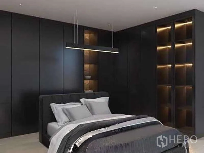 带办公室的家 出租在Bang Phli, Samut Prakan - 卧室内深色一体柜与氛围照明，现代吊灯点缀。