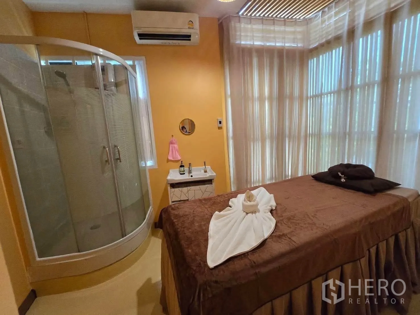 零售空间 for rent in Lat Phrao, Bangkok - 单人理疗室，带弧形玻璃淋浴、洗手台与落地窗。