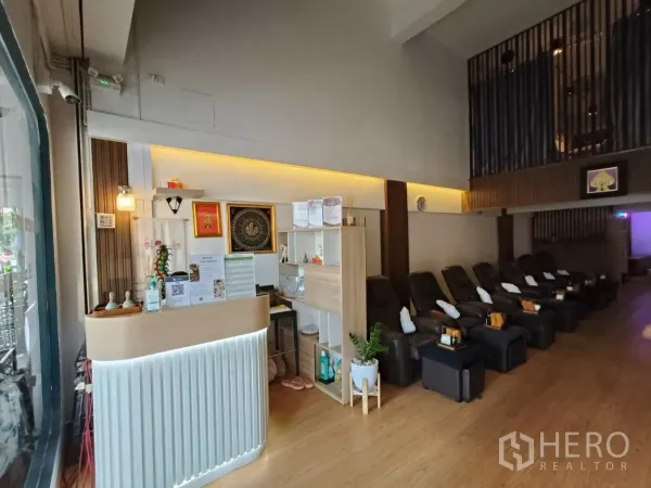 อาคารพาณิชย์ ให้เช่าในWatthana, Bangkok - เคาน์เตอร์ต้อนรับและพื้นที่นั่งรอ เพดานสูงพร้อมชั้นวางของ