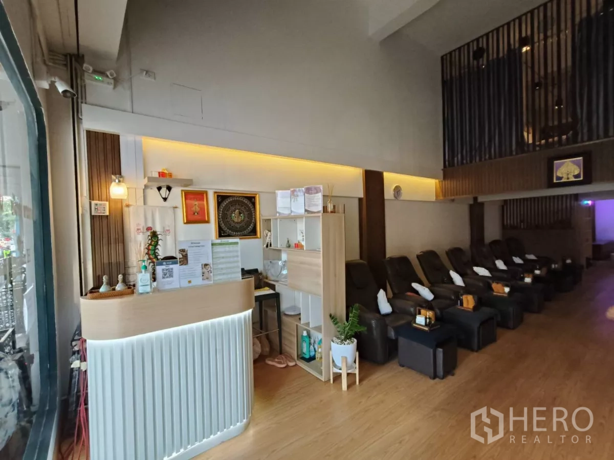 อาคารพาณิชย์ ให้เช่าในWatthana, Bangkok - เคาน์เตอร์ต้อนรับและพื้นที่นั่งรอ เพดานสูงพร้อมชั้นวางของ