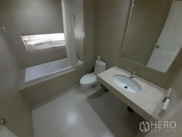 公寓 出租在Pathum Wan, Bangkok - 整洁浴室，带浴缸、淋浴、坐厕和大台面洗手盆