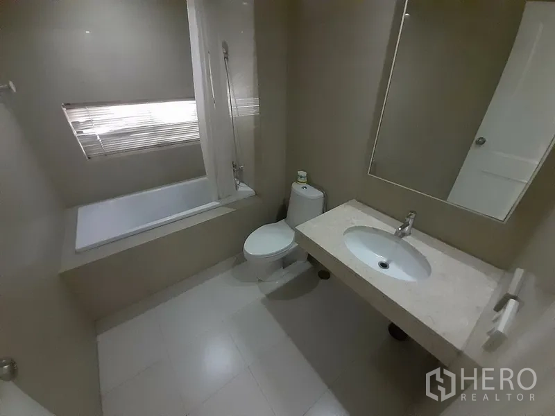 公寓 出租在Pathum Wan, Bangkok - 整洁浴室，带浴缸、淋浴、坐厕和大台面洗手盆