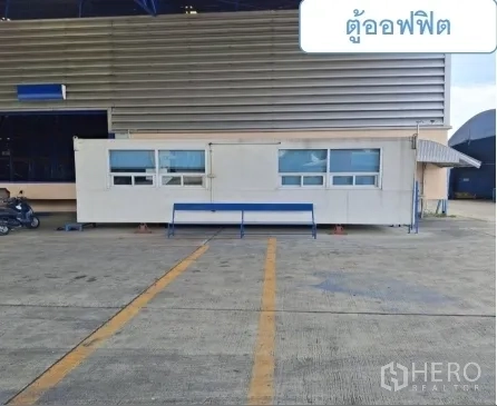 货栈 出租在Mueang Pathum Thani, Pathum Thani - 仓侧集装箱式办公室