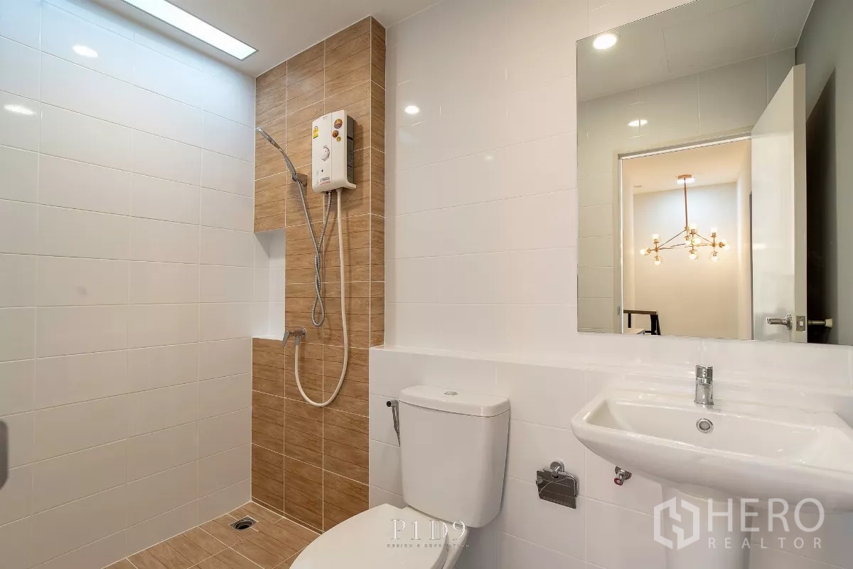 ทาวน์เฮาส์ ให้เช่าในBang Phli, Samut Prakan - ห้องน้ำที่สองพร้อมเครื่องทำน้ำอุ่น ฝักบัว กระเบื้องสีขาว และกระจก