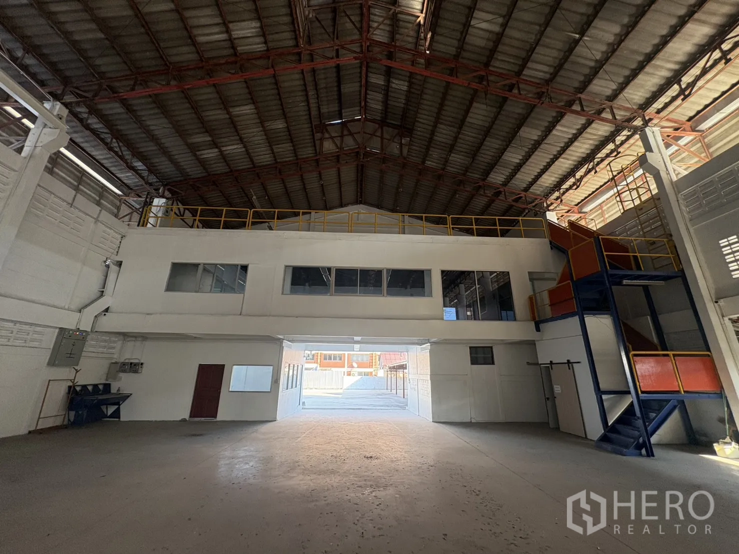 货栈 出租在Bang Phli, Samut Prakan - 仓库内带外置楼梯的夹层办公室。