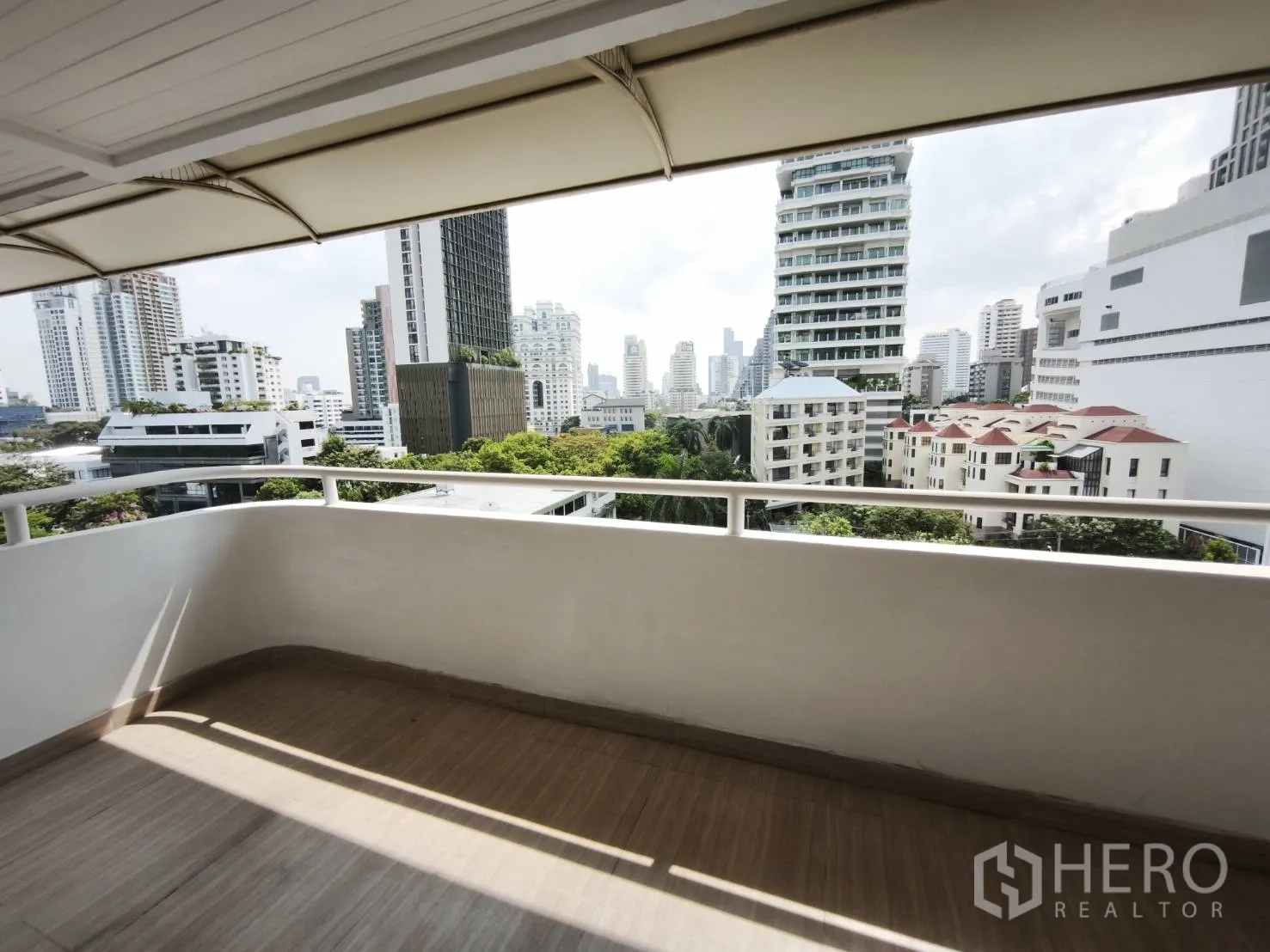 คอนโด for rent in Watthana, Bangkok - ระเบียงมีหลังคาพร้อมวิวเมืองและพื้นที่สีเขียวจากคอนโดมิเนียม