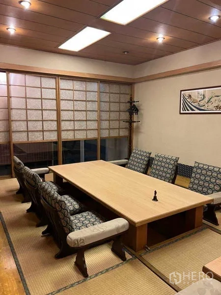 Shophouse for rent in Khlong Toei, Bangkok - Large tatami dining room with two long low tables and cushioned floor seating.
