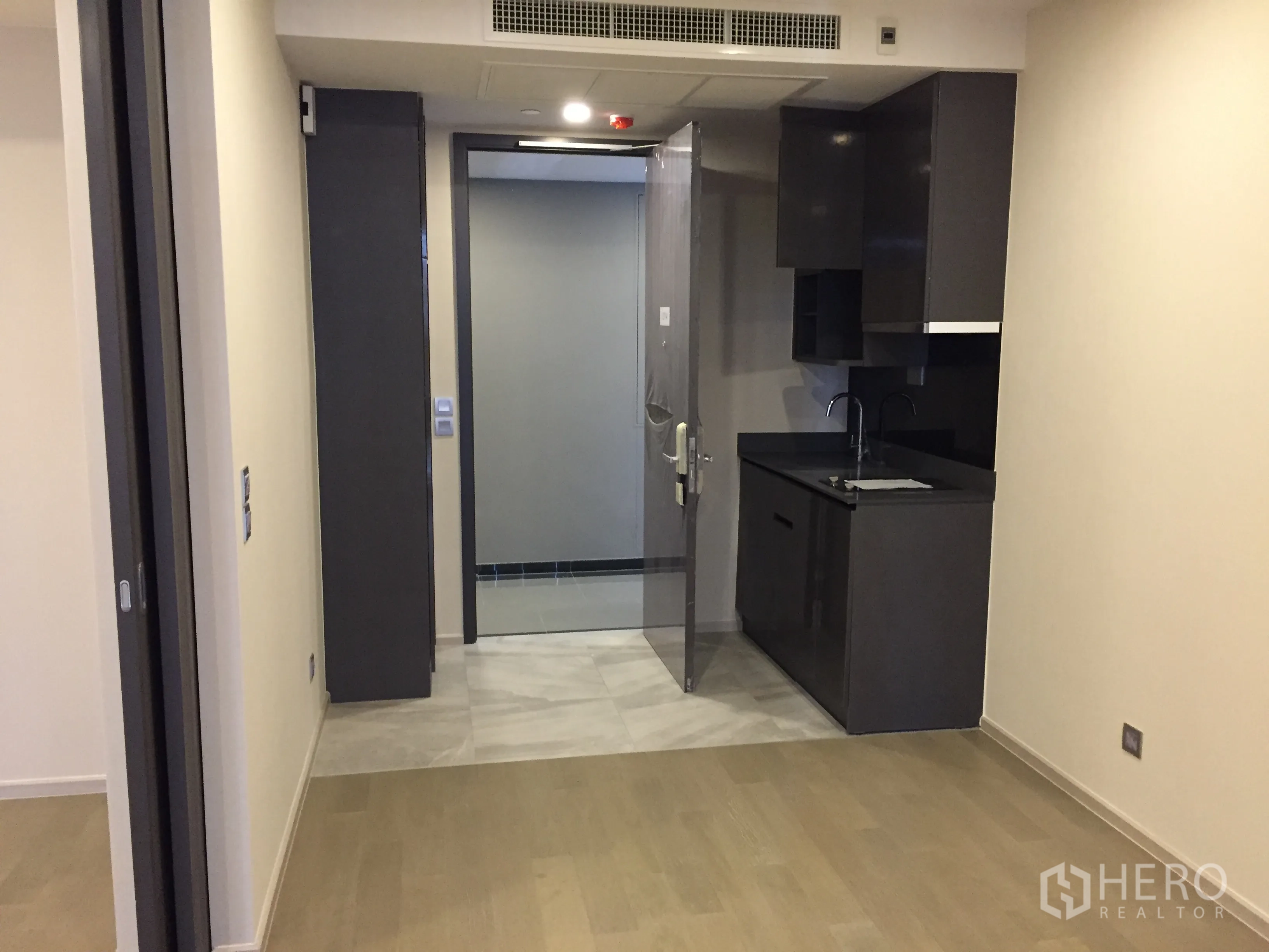 公寓 出售在Watthana, Bangkok - 一居公寓的现代小厨房与玄关