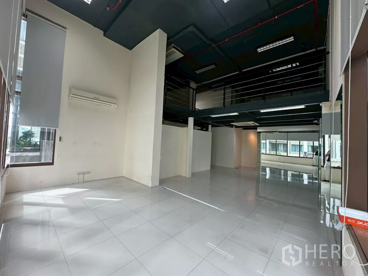 办公空间 出租在Khlong Toei, Bangkok - 挑高空间带夹层，分体空调与落地大窗。