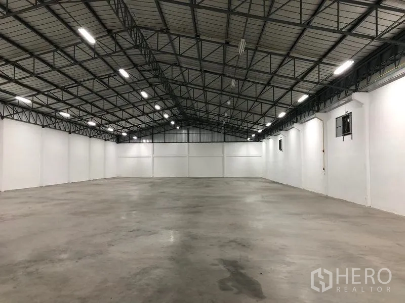 คลังสินค้า ให้เช่าในPak Kret, Nonthaburi - ฮอลล์โกดังโล่ง มีช่องลมและไฟส่องสว่างทั่วถึง