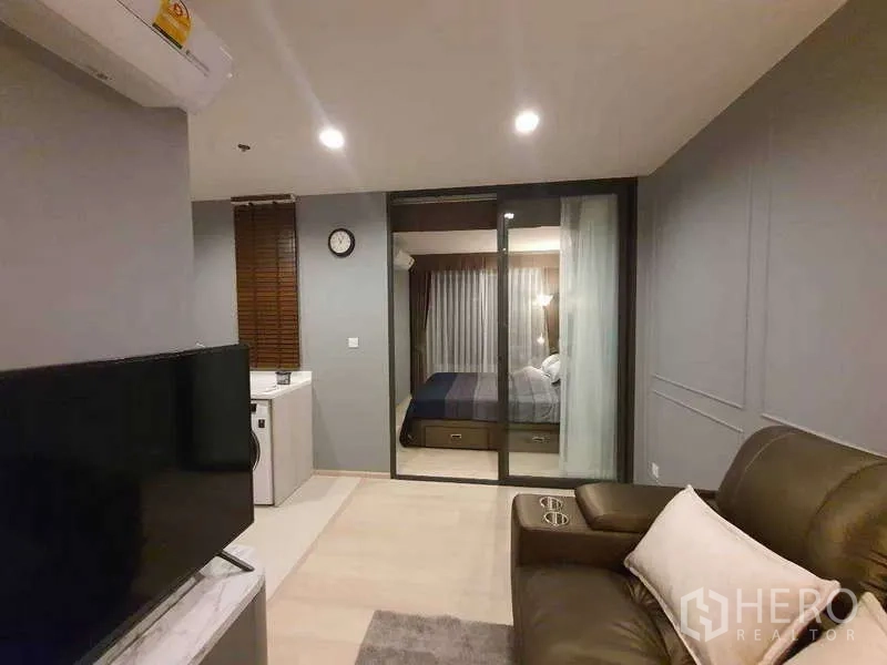 公寓 出租 - 开放式起居室，电视、厨房与通往卧室的推拉玻璃门。
