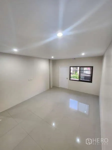 联排别墅 出租在Wang Thonglang, Bangkok - 第二卧室，素色墙面、窗户与顶灯。