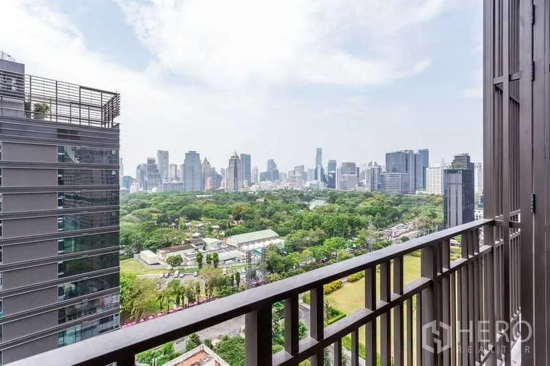 Condominium for rent in Pathum Wan, Bangkok - Balcony cityscape and green Lumpini Park view from Muniq Langsuan.