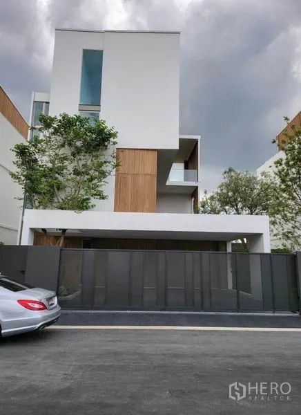 独立式住宅 出租在Saphan Sung, Bangkok - 曼谷沙攀颂区现代三层独栋别墅，白色外立面搭配木质点缀与高隐私围栏。