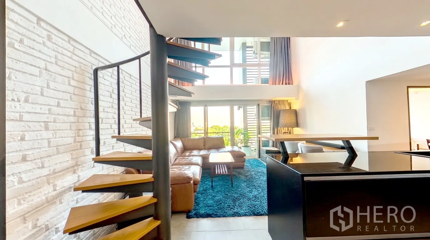 คอนโด for rent in Watthana, Bangkok - บันไดวนข้างผนังอิฐทาสีขาวขึ้นสู่ชั้นลอย