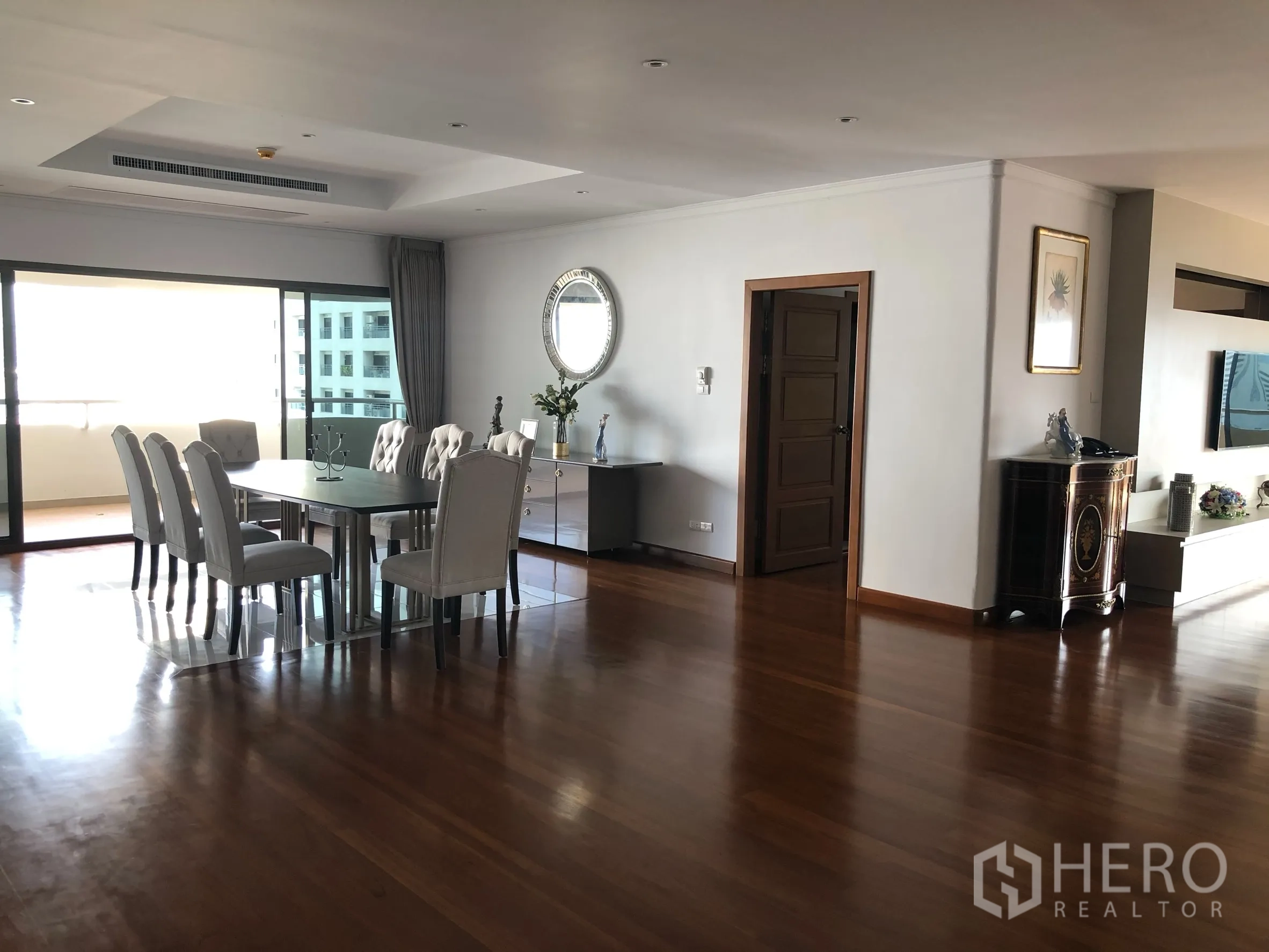 Condominium for rent in Bangkok - Dining space beside the balcony with city views in Tower Park condominium.