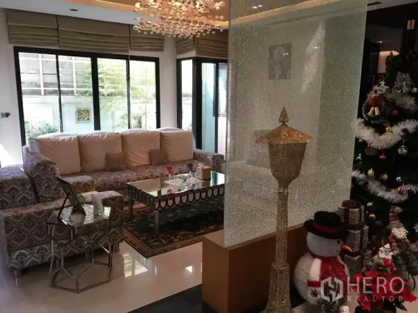 บ้าน ให้เช่าในKhlong Toei, Bangkok - ห้องนั่งเล่นสว่าง โซฟาลาย โคมไฟระย้า และโต๊ะกลางกระจก ใกล้หน้าต่างบานใหญ่