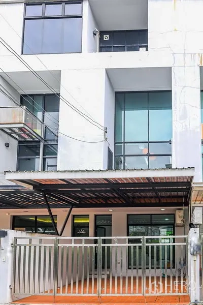 Townhouse for rent in Watthana, Bangkok - Modern multi-storey Thonglor townhouse exterior with large windows, gated carport and metal awning in Watthana, Bangkok.
