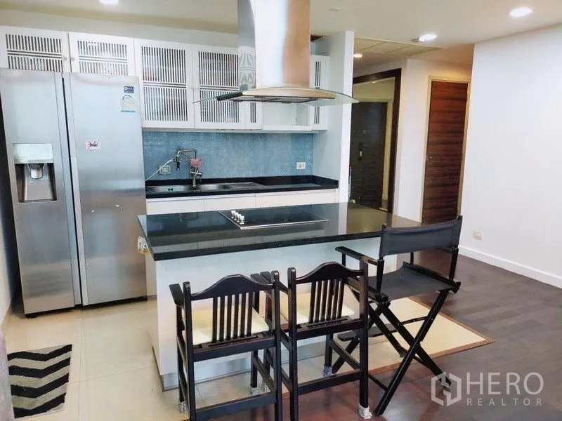คอนโด ให้เช่าในKhlong San, Bangkok - ครัวสมัยใหม่พร้อมเตาแบบไอส์แลนด์ ตู้เย็นสแตนเลส บาร์นั่งทาน และเครื่องดูดควัน.