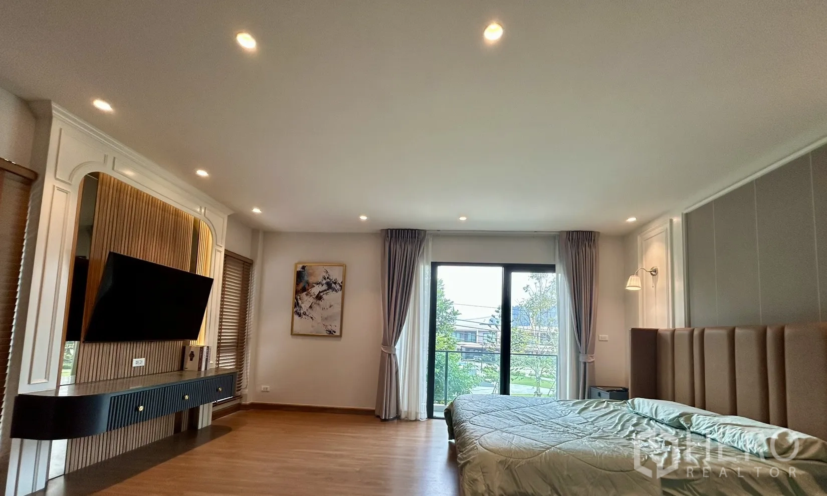 Detached House for rent in Bang Phli, Samut Prakan - Large bedroom with TV feature wall and balcony access.