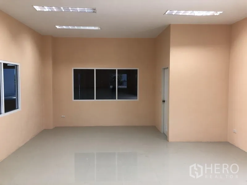 คลังสินค้า ให้เช่าในLat Lum Kaeo, Pathum Thani - ห้องออฟฟิศสะอาด พร้อมหน้าต่างมองออกสู่พื้นที่โกดังและพื้นกระเบื้อง.