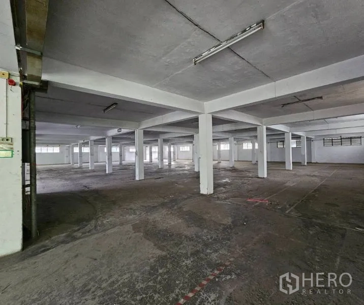 工厂 出租在Bang Kho Laem, Bangkok - 纵深生产大厅，方形混凝土立柱成网格排列。