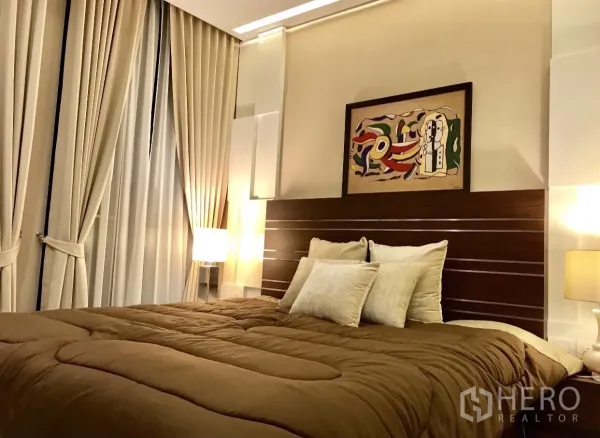 คอนโด ให้เช่าในPathum Wan, Bangkok - ห้องนอนอบอุ่น เตียงขนาดใหญ่ แสงไฟนุ่มนวล และผ้าม่านเต็มสูงจรดเพดาน