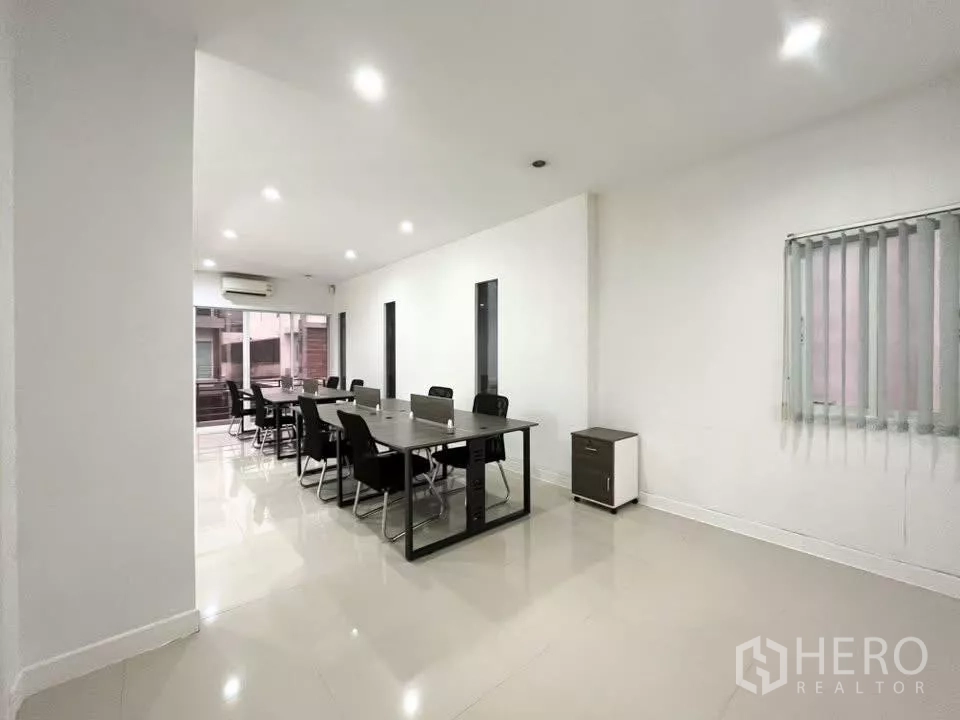 Home Office for rent in Bueng Kum, Bangkok - Meeting and coworking area with windows and balcony access.