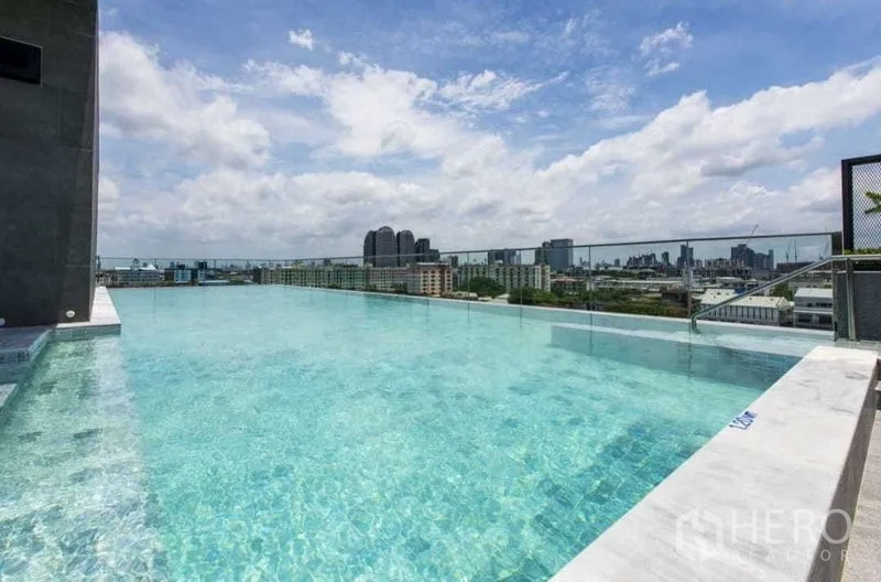公寓 出租在Bang Na, Bangkok - 无边际屋顶泳池，远眺邦纳城市天际线。