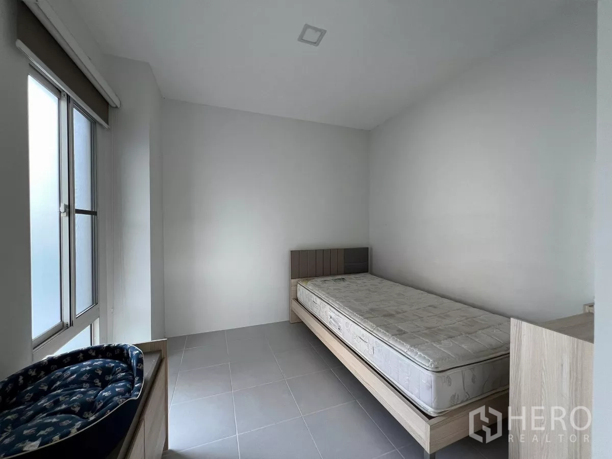 Detached House for sale in Bang Phli, Samut Prakan - Maid’s room with single bed and window