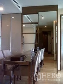公寓 出租或出售在Ratchathewi, Bangkok - 现代餐区，配餐桌皮椅与镜面隔断，连接走廊。