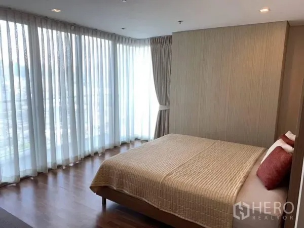 公寓 出租在Watthana, Bangkok - 转角卧室，环绕落地窗与城市景观。